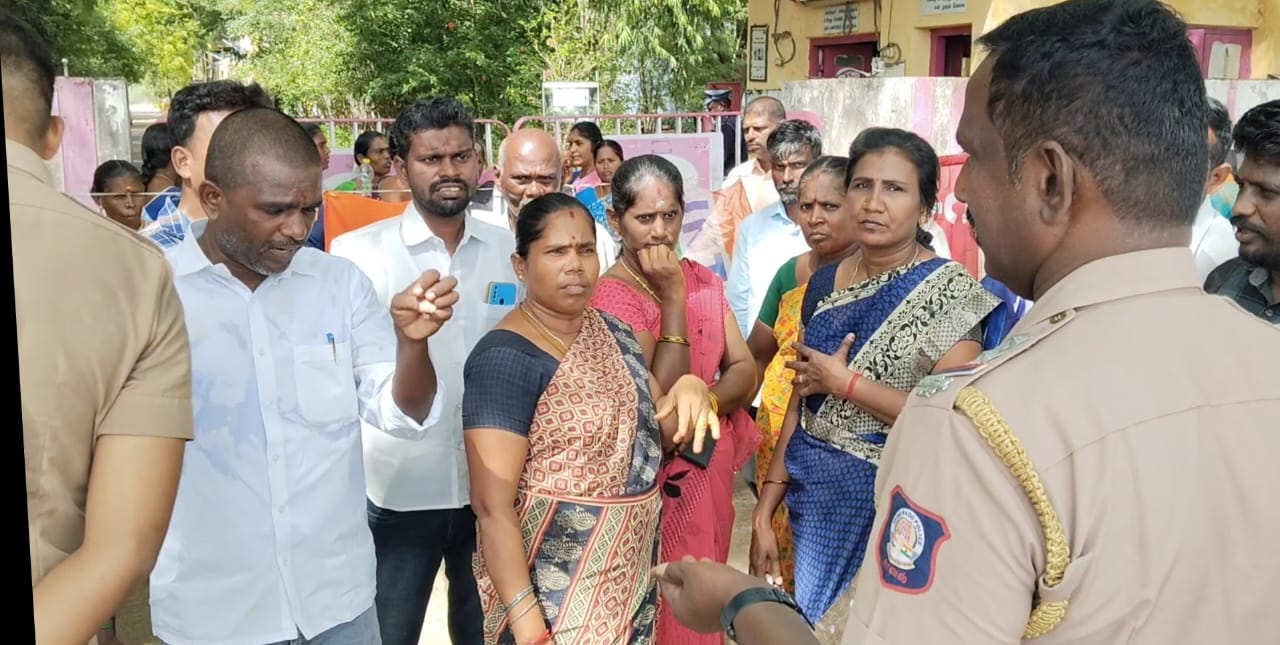 நூற்பாலையை திறக்கக் கோரி ஊழியர்கள் கண்டன ஆர்ப்பாட்டம் !