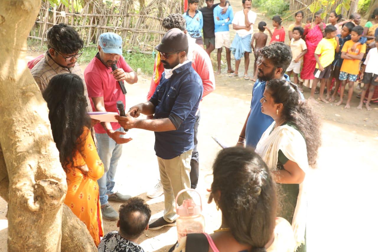 “இரவின் விழிகள்” படப்பிடிப்பில் நாயகியை சில்மிஷம் செய்த இளைஞர்கள் !