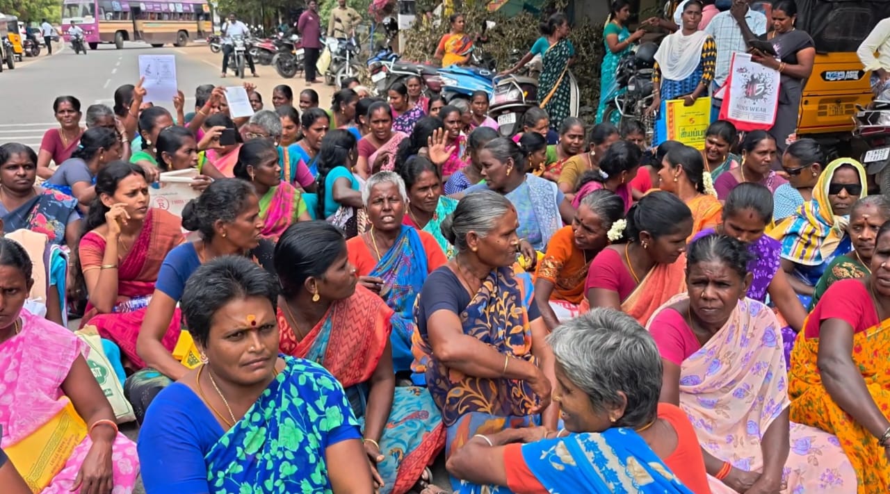 மகளிர் சுய உதவிக் குழுவினரை ஏமாற்றிய வங்கி அதிகாரிகள் ! சாலை மறியலால் பரபரப்பு..!