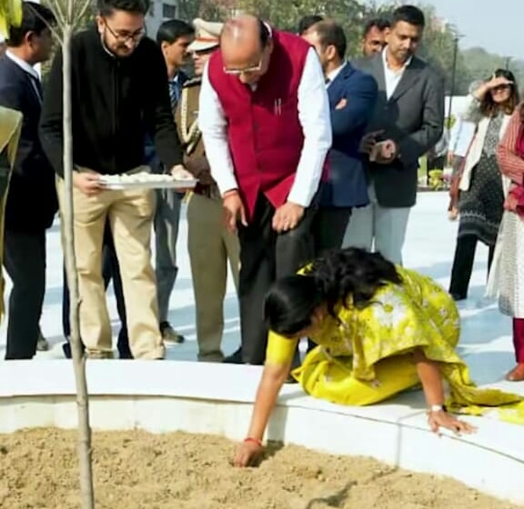 மரம் நடுவது ஒவ்வொருவரின் கடமை ! டெல்லி முதல்வர் வேண்டுகோள் !