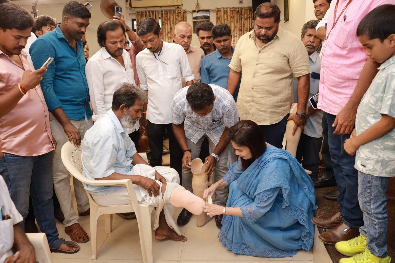 நலத்திட்ட உதவிகள் வழங்கிய சௌந்தர்யா ரஜினிகாந்த் !