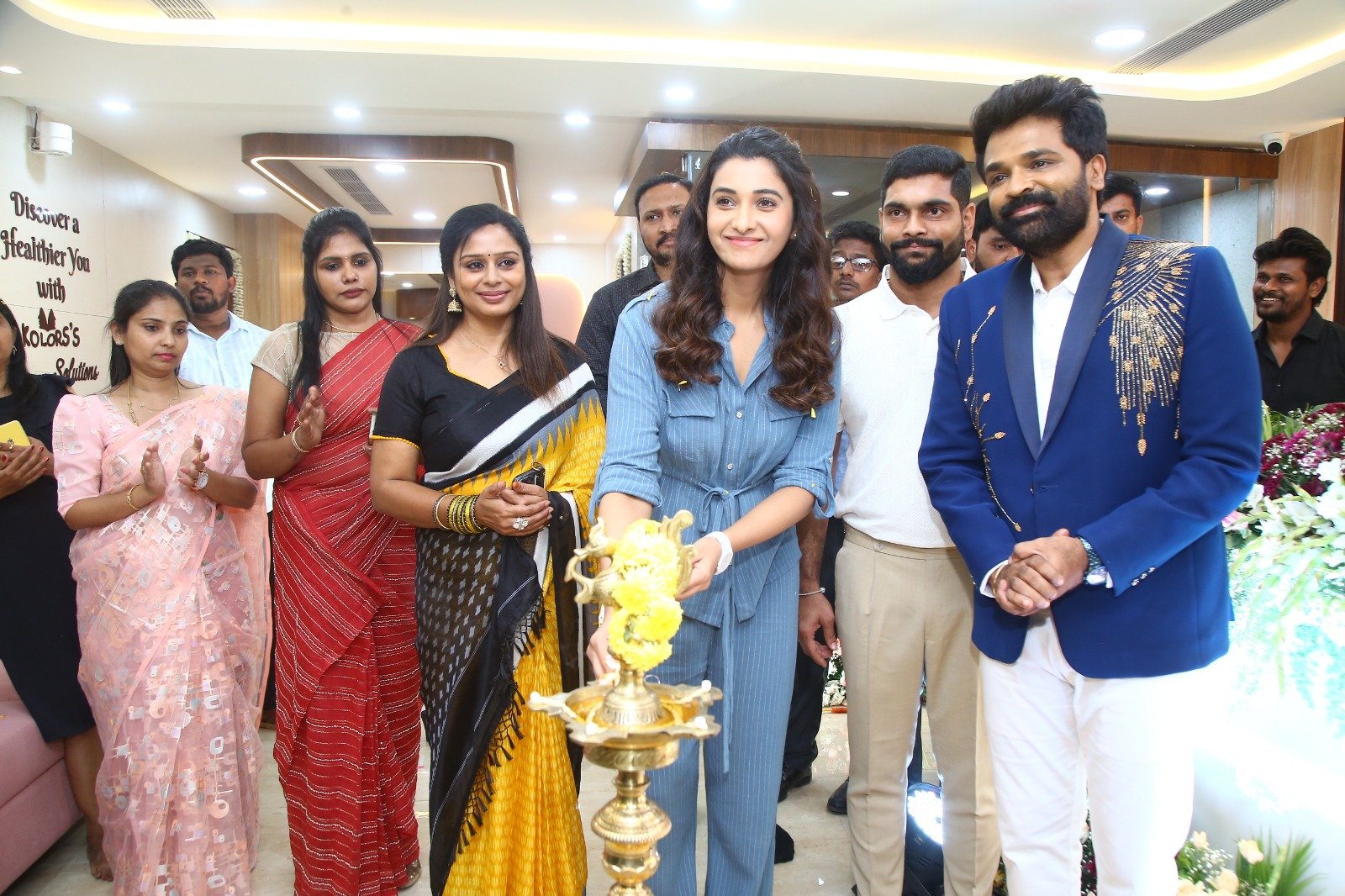 “கலர்ஸ்” நிறுவனத்தை திறந்து வைத்த நடிகை பிரியா பவானி சங்கர் !