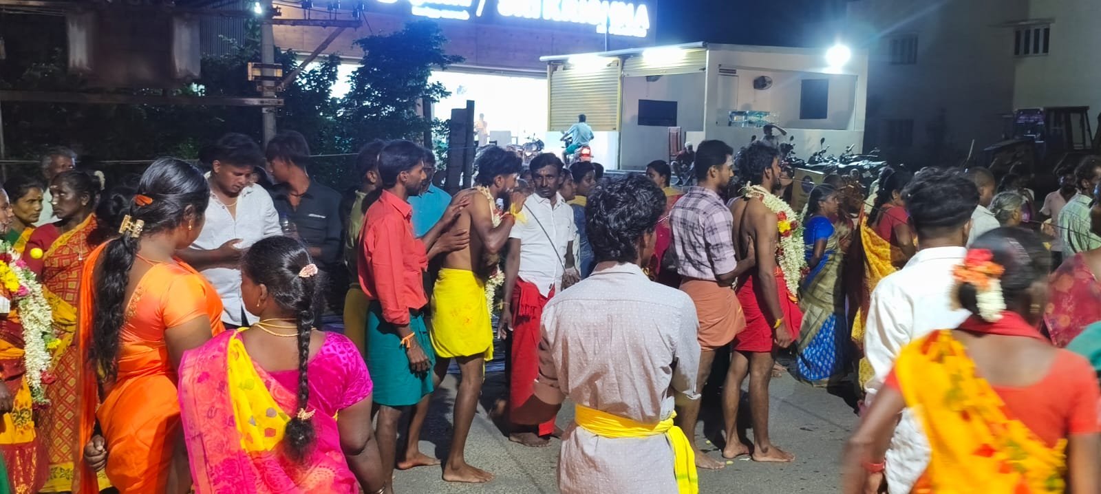 பழனி அருகே.. நெய்க்காரப்பட்டி கோவில் திருவிழா ! கூட்டத்தை கட்டுப்படுத்த திணறும் காவல்துறையினர் !