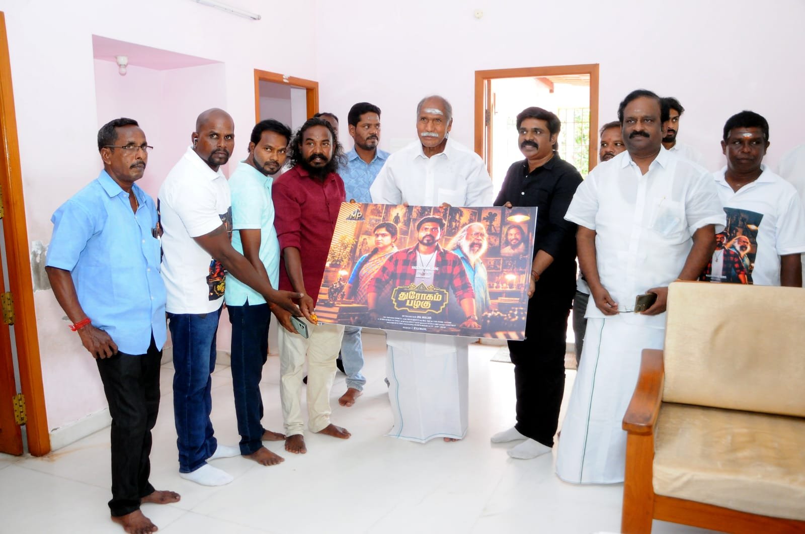 “துரோகம் பழகு” படக்குழுவினரை&nbsp; பாராட்டிய முதலமைச்சர் !