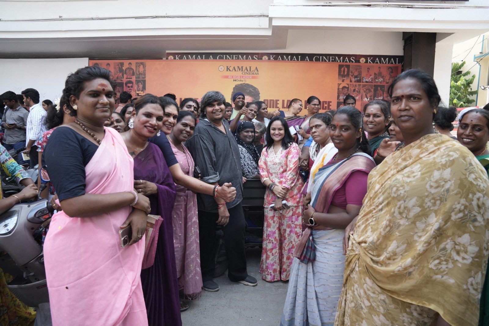 நலிவுற்ற திருநங்கைகளுங்கு நிதியுதவி வழங்கிய “டோரதி” படக்குழு !